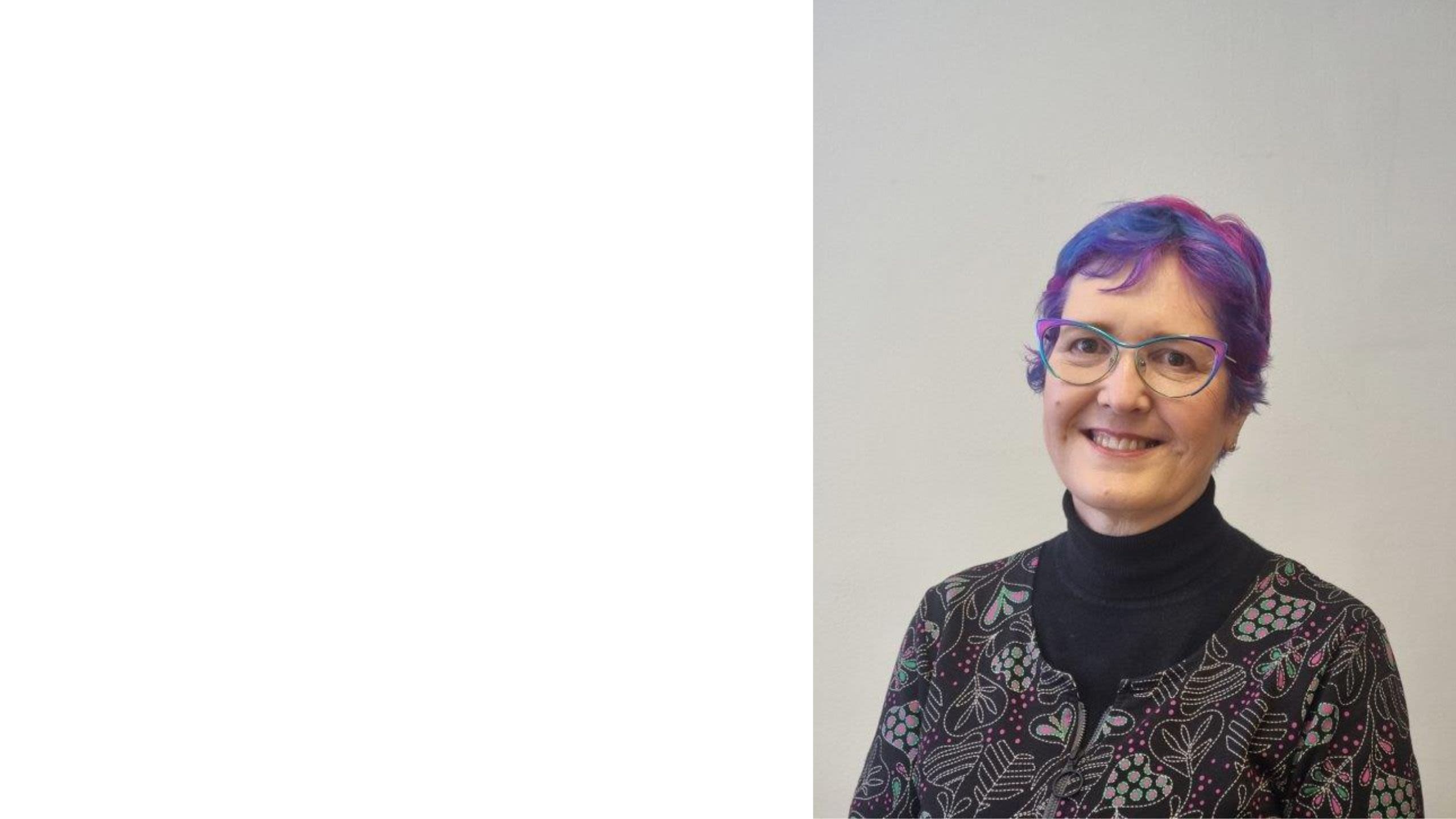 woman wearing gray long-sleeved shirt facing the sea